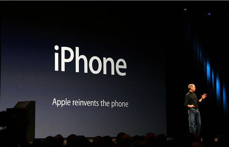 乔布斯在发布会上豪言宣布：  “苹果重新发明了电话”